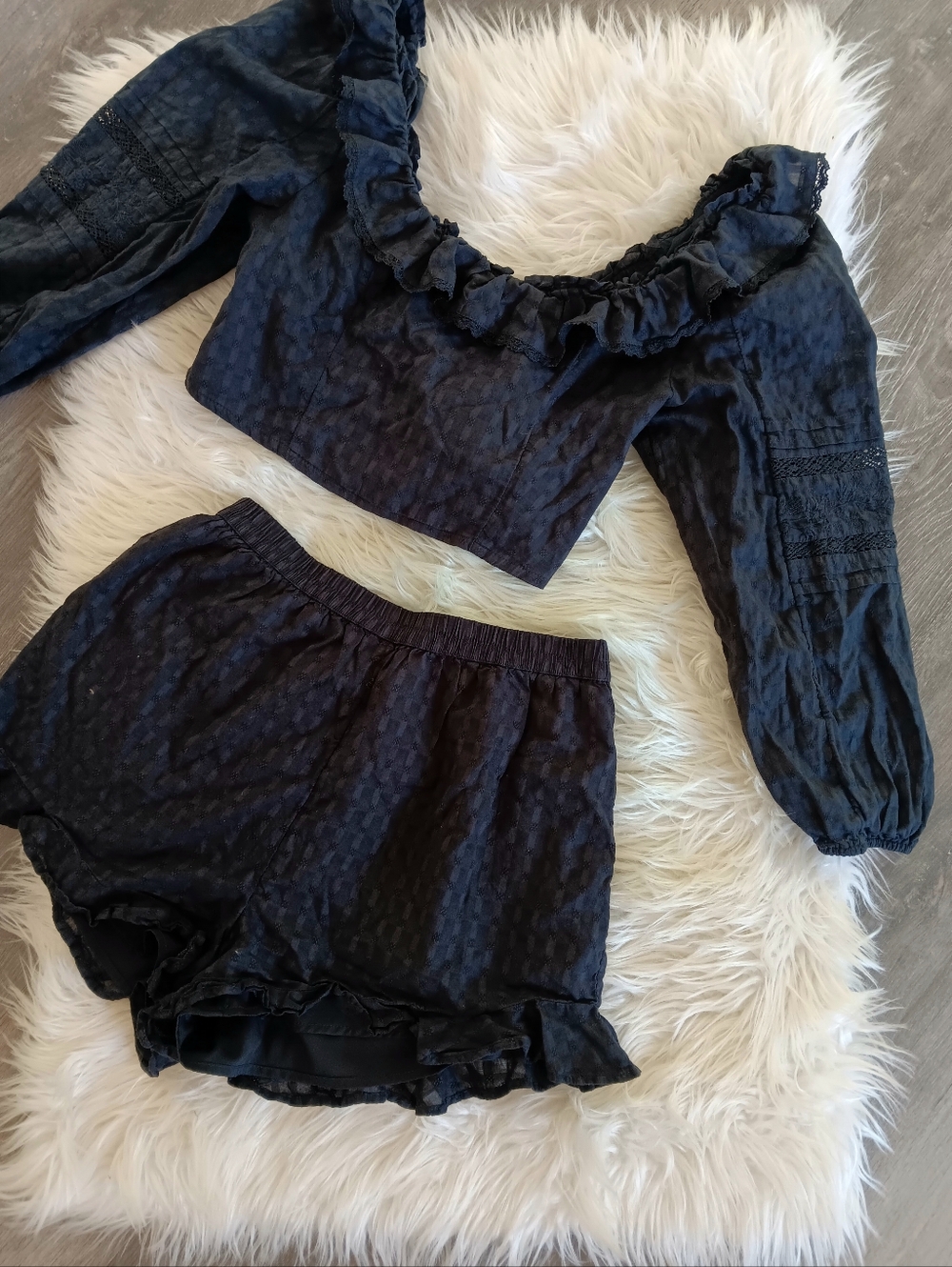 American Eagle Dark Ruffled Off The Shoulder Smock Bow Tie Back Top & Shorts Set - Picture 4 of 4